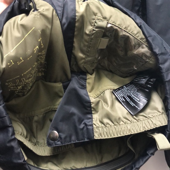 Burton Winter Hiking Snow Jacket with Lots Of Compartments For Personal Storage - Picture 6 of 14